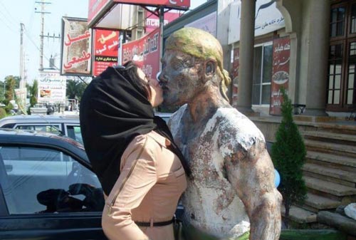 عکس لب گرفتن این دختر زیبای ایرانی در وسط خیابون