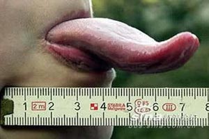 دختر 12 ساله با بزرگترین زبان روی کره زمین! عکس