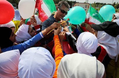 تجمع دختران فوتبالیست برای گرفتن امضا از کفاشیان (عکس) تجمع دختران فوتبالیست برای گرفتن امضا از کفاشیان (عکس)