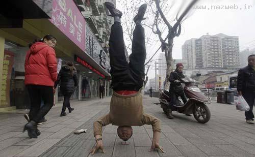 تعادل باورنکردنی این مرد روی یک میخ (عکس)