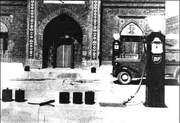 عکس بسیار دیدنی یک پمپ بنزین در سال 1310