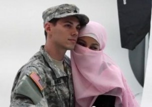 عکس جنجالی سرباز آمریکایی با دختر مسلمان