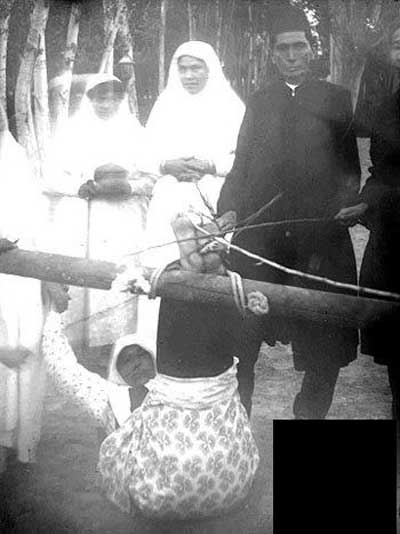 (عکس) پیرزنی که در ملاعام فلک شد
