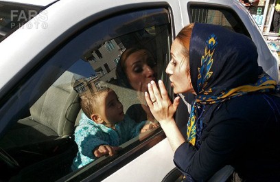 تصاویری از گیر کردن عجیب دو کودک در خودرو