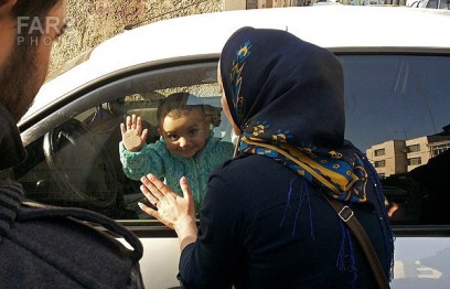 تصاویری از گیر کردن عجیب دو کودک در خودرو