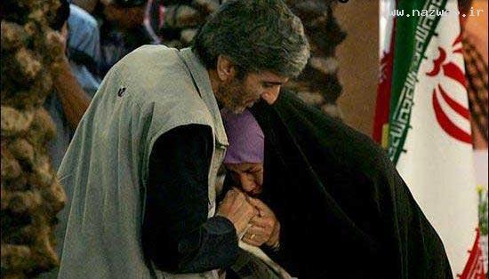 بوسه عاشقانه این زن در ملا عام در تهران (عکس)