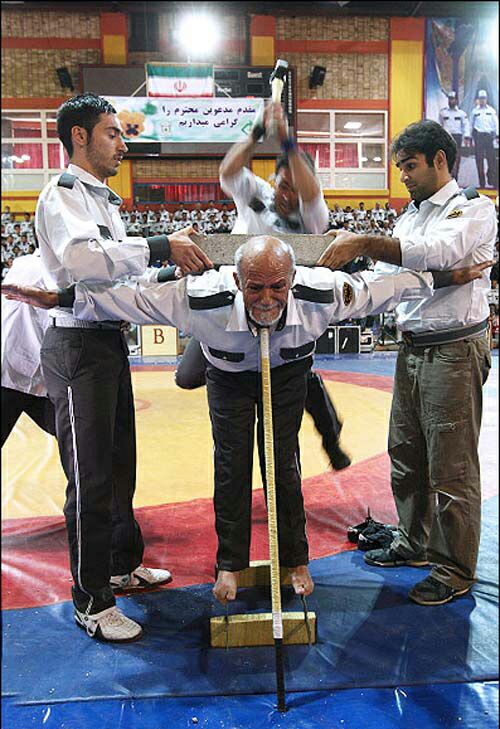عکس های دیدنی حرکات عجیب یک پیرمرد ایرانی