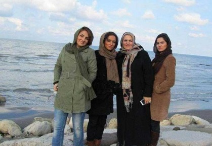 عکس دیدنی روناک یونسی به همراه مادر و دو خواهرش