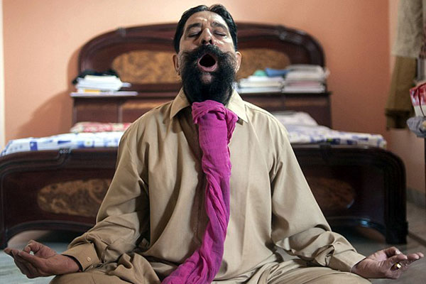 عکس های دیدنی دردسرهای این مرد با سبیل 4 متری!