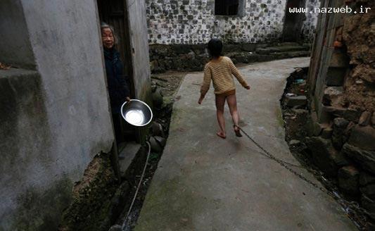 زنجیر کردن دردناک بچه کوچک در چین (عکس)