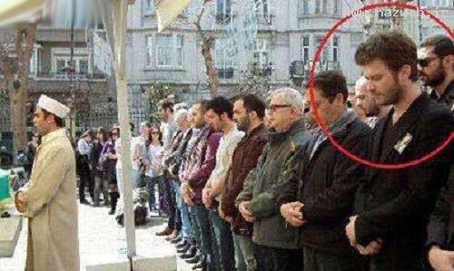 حضور جنجالی بازیگر مشهور ترکیه در نماز جماعت!عکس
