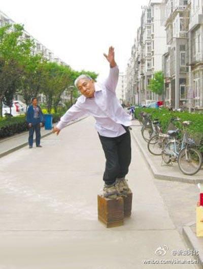 مردی با کفش های 405 کیلوگرمی! +(عکس) مردی با کفش های 405 کیلوگرمی! +(عکس)