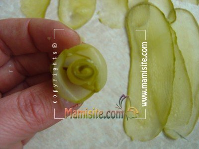 آموزش تصویری تزئین خیارشور به شکل گل