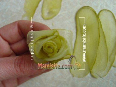 آموزش تصویری تزئین خیارشور به شکل گل