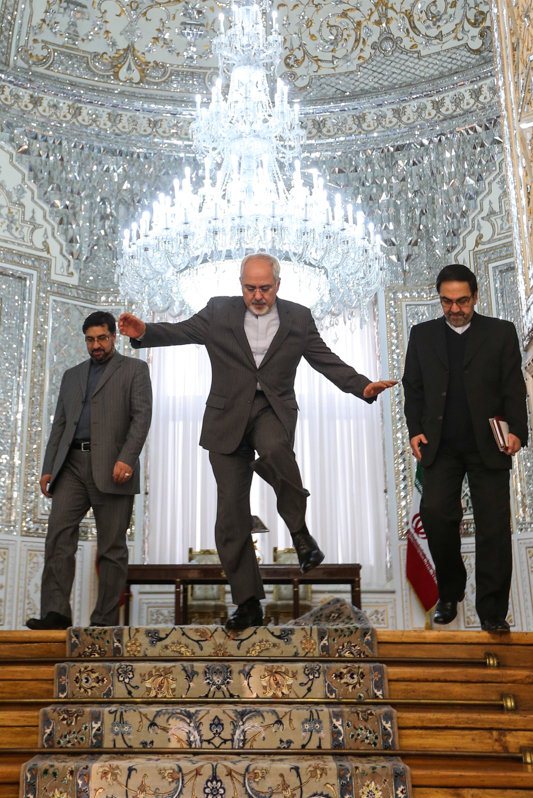 سکندری خوردن خنده دار آقای ظریف! تصاویر