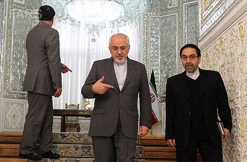 سکندری خوردن خنده دار آقای ظریف! تصاویر