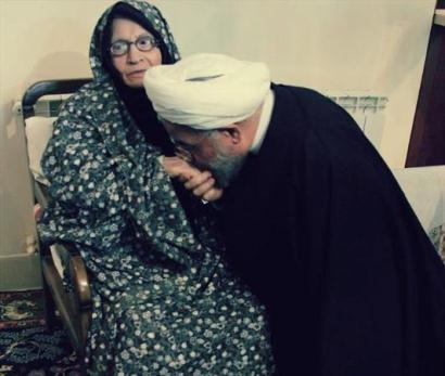 اظهار ارادت دیدنی حسن روحانی به مادرش + عکس