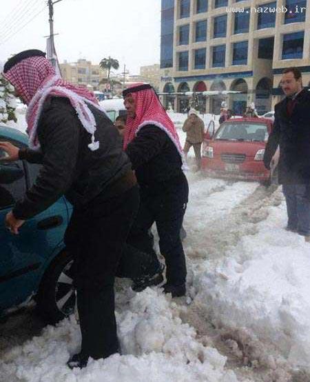 دو عکس ناب از پادشاه اردن در حال هل دادن ماشین!!