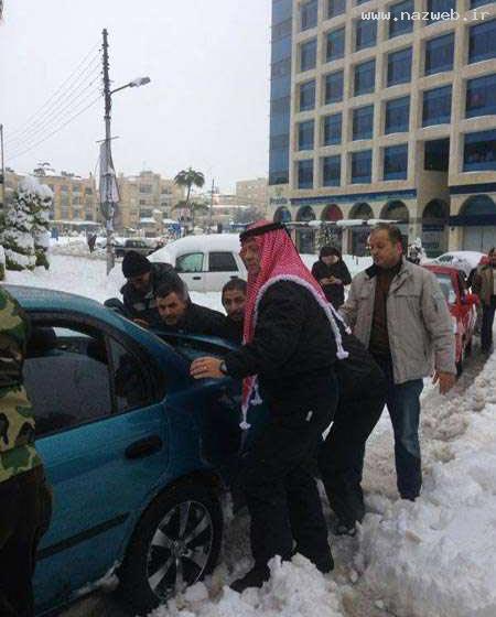 دو عکس ناب از پادشاه اردن در حال هل دادن ماشین!! دو عکس ناب از پادشاه اردن در حال هل دادن ماشین!!