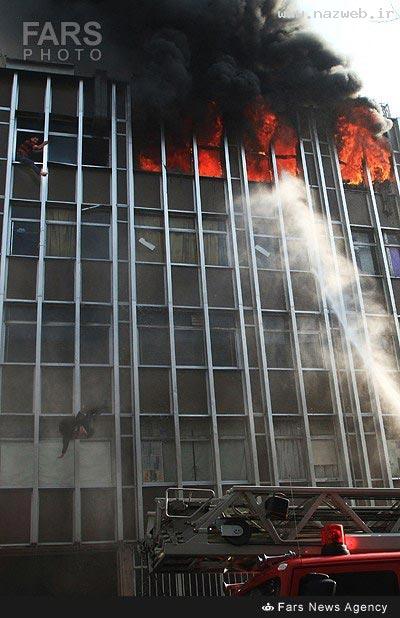تصاویر تکان‌ دهنده سقوط این زن از ساختمان آتش گرفته