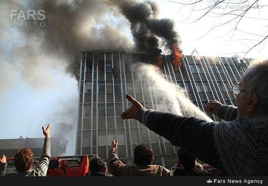 تصاویر تکان‌ دهنده سقوط این زن از ساختمان آتش گرفته