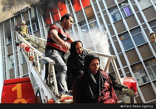 تصاویر تکان‌ دهنده سقوط این زن از ساختمان آتش گرفته