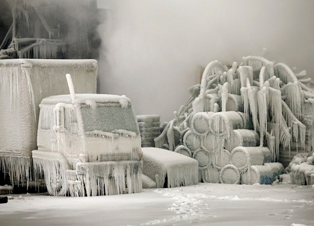 تصویری وحشتناک از شهری که یخ زد!!