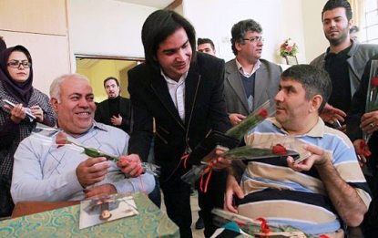 وقتی محسن یگانه از خودش عکس یادگاری می گیرد!