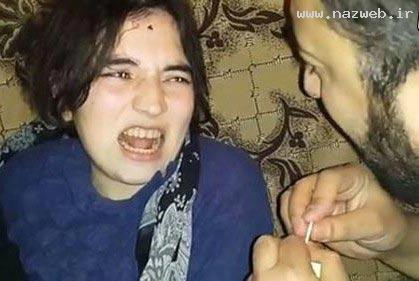 مراسم عجیب جن گیری از بدن یک دختر جوان! عکس