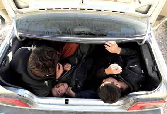 دستگیری دیدنی 48 افغانی پنهان شده در4 خودرو! 
