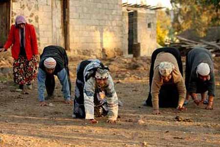  طریقه راه رفتن بسیار عجیب این خانواده!! + عکس