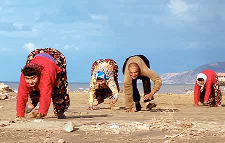  طریقه راه رفتن بسیار عجیب این خانواده!! + عکس