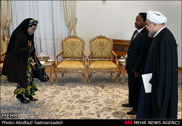 احترام عجیب سفیر زن به روحانی (تصویری)