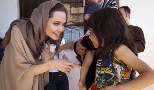  خالکوبی شعر فارسی روی دست آنجلیناجولی(عکس) 