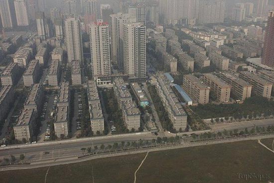 ساختمانی که وسط خیابان بنا شده است!!! + (عکس)