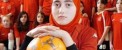 تلاش برای حفظ حجاب توسط دختر فوتبالیست+(عکس)