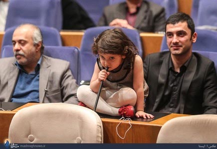  بازیگوشی های دختر جذاب آقای ظریف (+عکس)