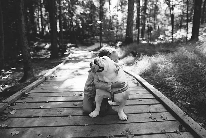 عکس های دوستی دیدنی این دختربچه با سگ بزرگش