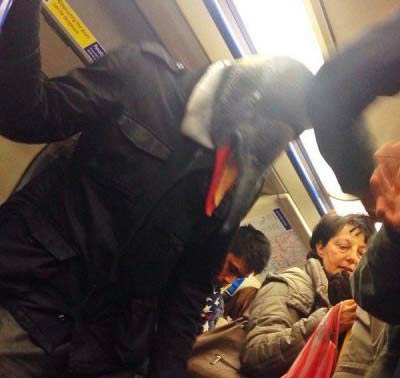 عکس هایی از پوشش عجیب مردم در متروی لندن!!