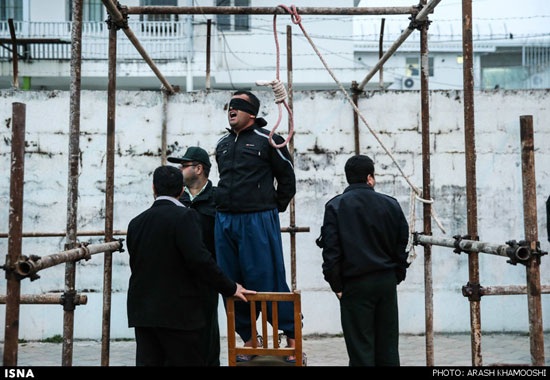 تصاویر دیدنی بخشش جوان اعدامی روی چوبه دار