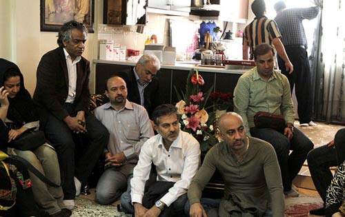 تصاویر تلاش بازیگران و ورزشکاران برای نجات جوان اعدامی 