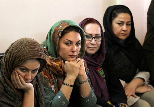 تصاویر تلاش بازیگران و ورزشکاران برای نجات جوان اعدامی 