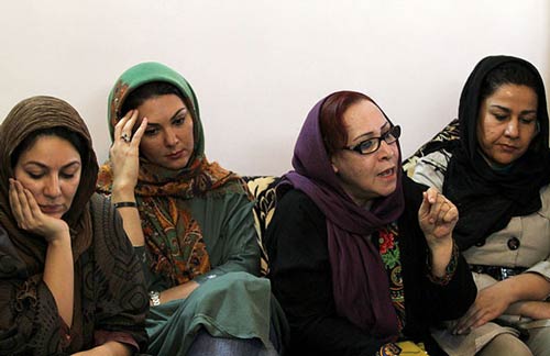 تصاویر تلاش بازیگران و ورزشکاران برای نجات جوان اعدامی 