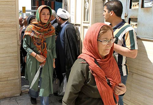 تصاویر تلاش بازیگران و ورزشکاران برای نجات جوان اعدامی 