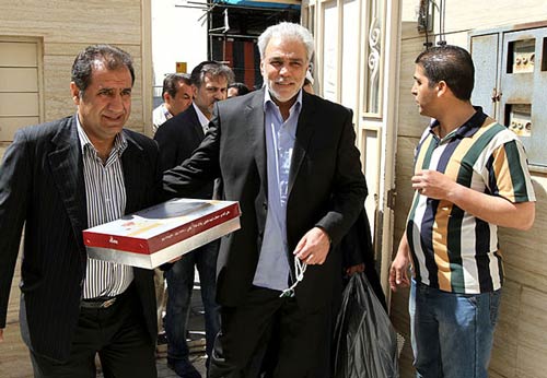تصاویر تلاش بازیگران و ورزشکاران برای نجات جوان اعدامی 