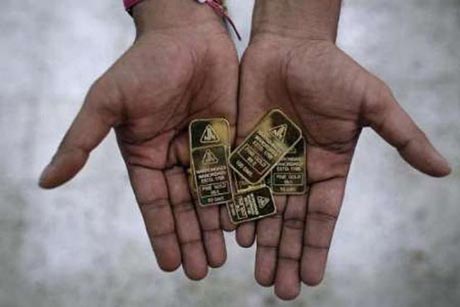 کشف 12 شمش طلا در شکم این مرد هندی!! عکس کشف 12 شمش طلا در شکم این مرد هندی!! عکس