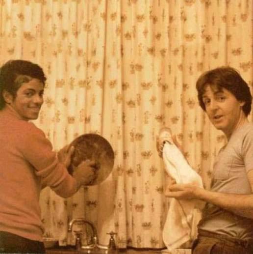 دو اسطوره مشهور در حال ظرف شستن! تصویری
