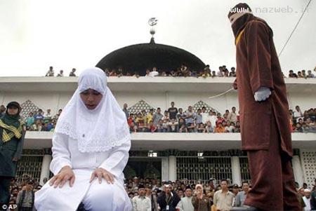 شلاق زدن زن و مرد هرزه در ملاء عام +عکس