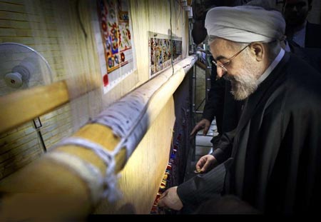 قالی بافی حسن روحانی! + (تصاویر)