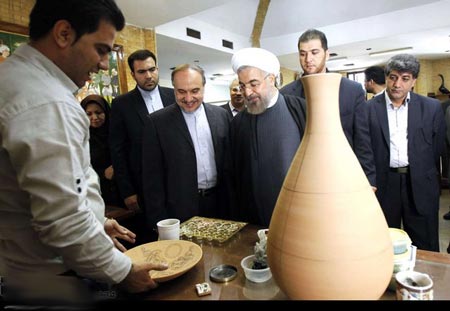 قالی بافی حسن روحانی! + (تصاویر)
